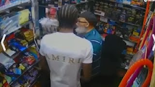 Surveillance Video Reveals New Details in NYC Bodega Stabbing  El Minuto English [upl. by Letnuahs]